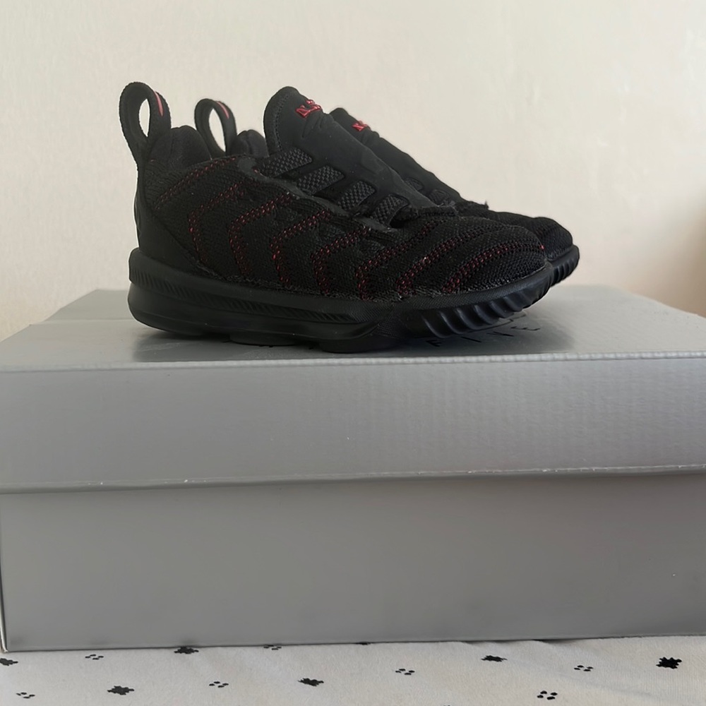 Infant sneakers lebran James black with red trim